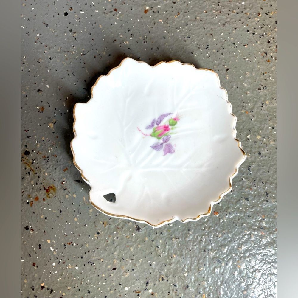 🔥❤️🔥 Vintage Leaf Shaped Dish Small White Pink Purple & Colors Japan But…